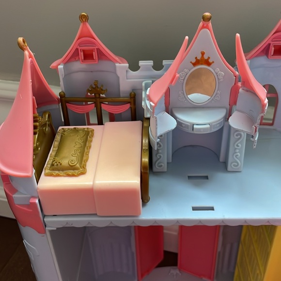 Mattel Foldable Caste - Picture 7 of 10